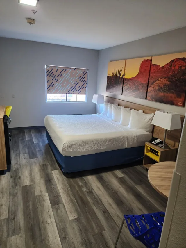 غرفة بسرير كينج بحوض استحمام لذوي الإعاقة، Days Inn & Suites by Wyndham Tucson/Marana 1/7