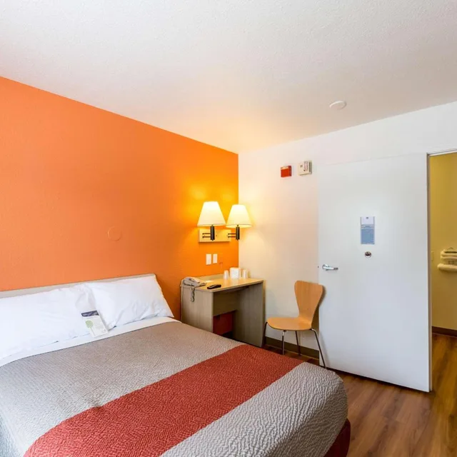 1 Full Bed ADA/Tub، Motel6 Klamath Falls, OR 2/10