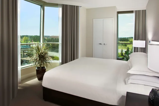 غرفة ركنية بسرير كينج، Hilton Toronto Markham Suites Conference Centre Spa 1/4