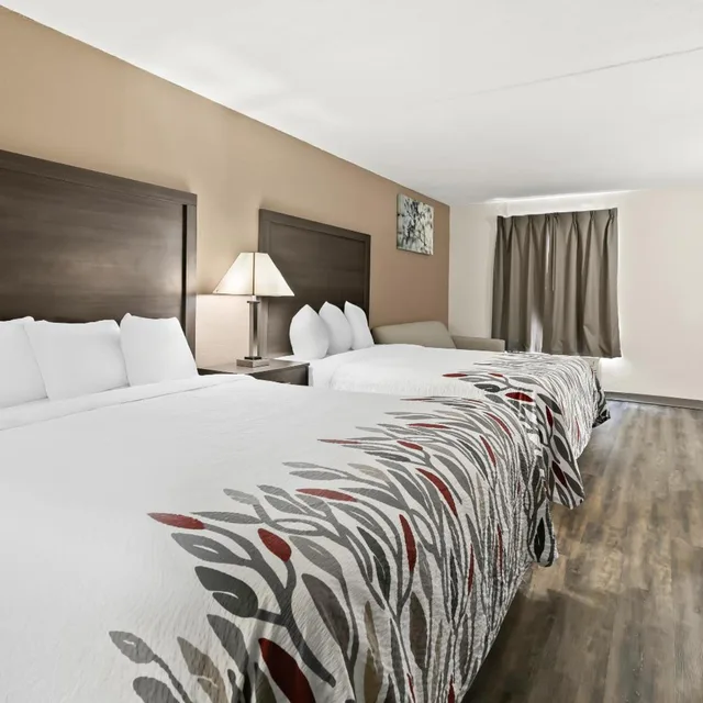 جناح بسريرين كوين مع أريكة، Red Roof Inn and Suites Duncan 4/9
