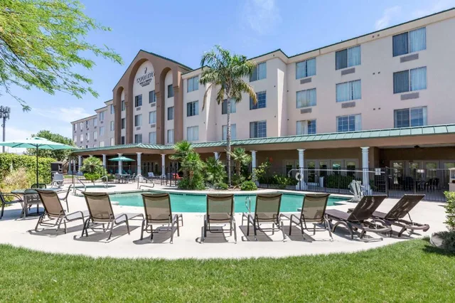 Upgrade, 2 Queen Beds، Country Inn & Suites by Radisson, Mesa, AZ 1/1