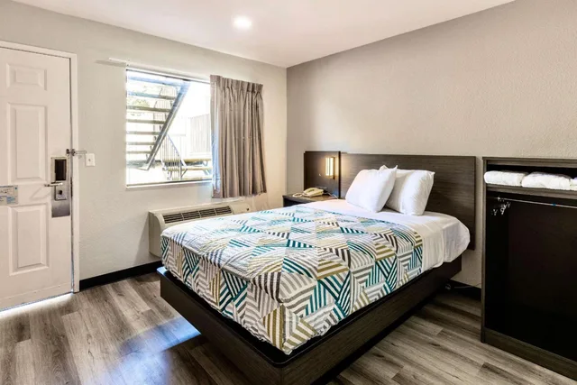 1 Full Bed Mobility Access Ri Shwr, Nsmk، Motel6 Carlsbad, CA - Near Legoland 2/8