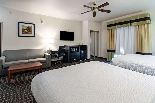 غرفة بسريرين كوين مع أريكة لذوي الإعاقة، Clarion Inn & Suites Weatherford South 4/5