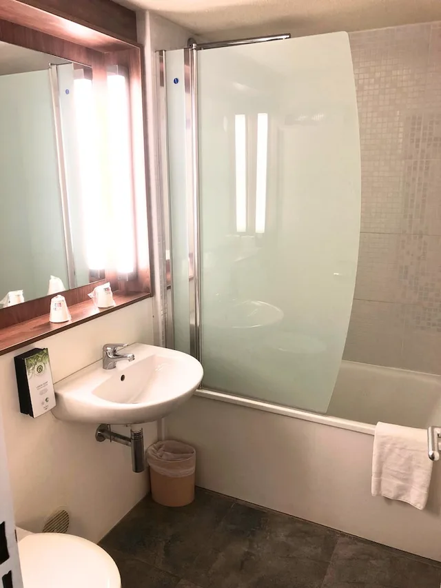 غرفة قياسية بسريرين منفصلين، Hotel Campanile Montelimar Les Tourrettes 7/9
