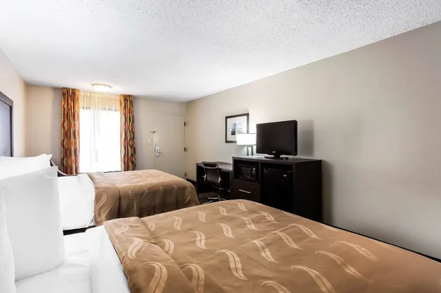 غرفة قياسية بسريرين كوين، Quality Inn & Suites Mooresville-Lake Norman 1/6