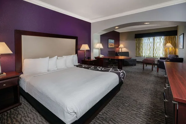 غرفة ديلوكس تنفيذية بسرير كينج، La Quinta Inn & Suites by Wyndham Loveland 1/3