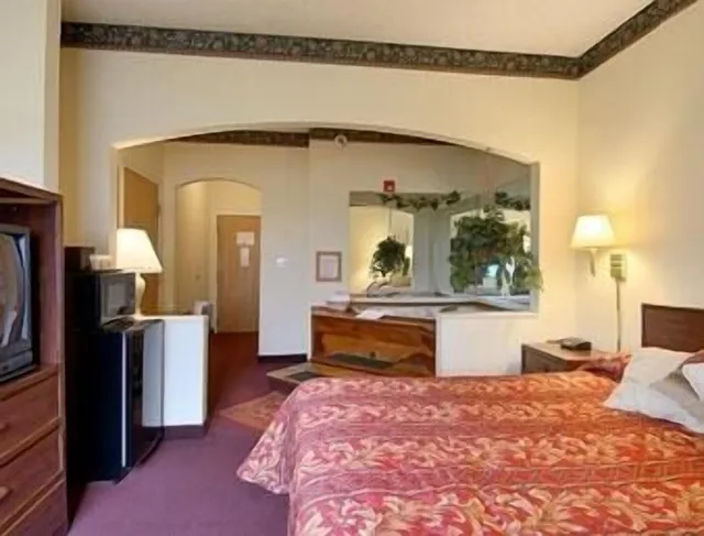 غرفة بسرير كينج لذوي الإعاقة، Super 8 by Wyndham Duson Lafayette West Area 2/4