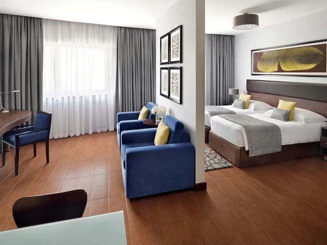غرفة ديلوكس بسرير كينج، Movenpick Hotel Apartments Al Mamzar 4/10