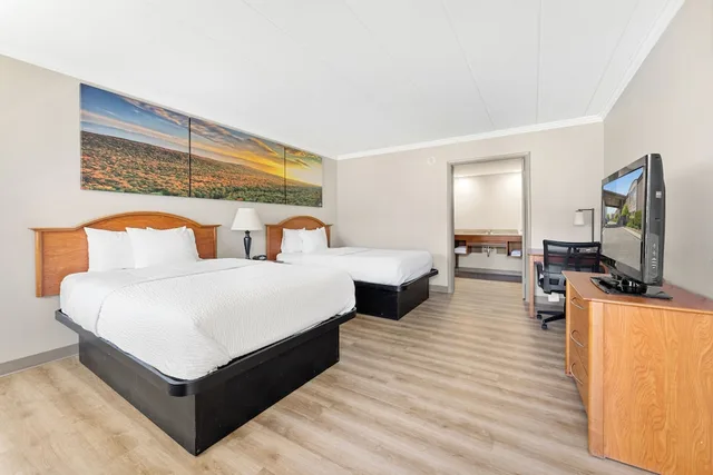 غرفة بسريرين مزدوجين بإطلالة على المسبح، Days Inn & Suites By Wyndham Roseville/Detroit Area 1/4