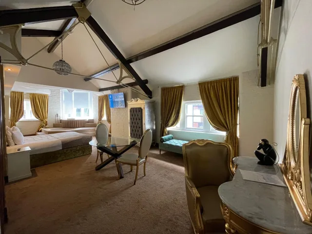 جناح رئاسي بسرير كوين، The Dixie Dean Hotel 2/2