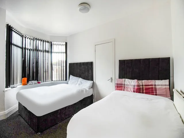 غرفة قياسية بسرير مزدوج بحمام مشترك، OYO The Longlands Hotel 1/2