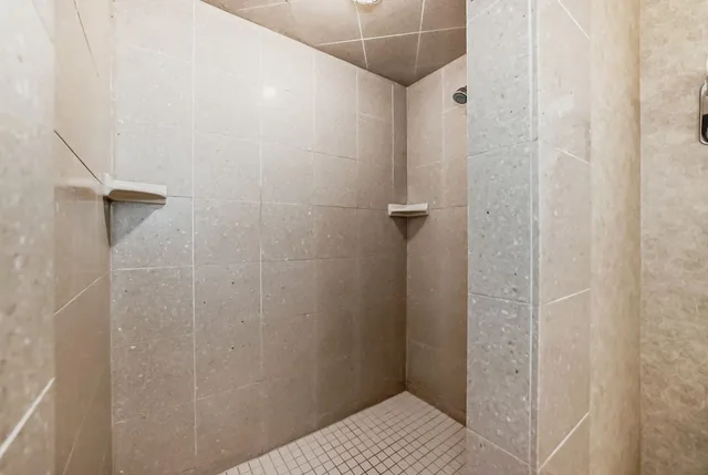 غرفة تنفيذية بسرير كينج بحوض جاكوزي، Stony Plain Inn & Suites 7/7