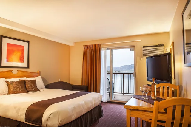 Coast, Comfort, Queen Bed, City View, Kitchenette، Coast Osoyoos Beach Hotel 1/6