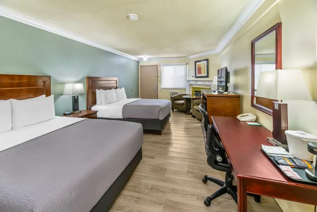 غرفة رباعية بسريرين كوين، Quality Inn & Suites High Level, AB 5/8