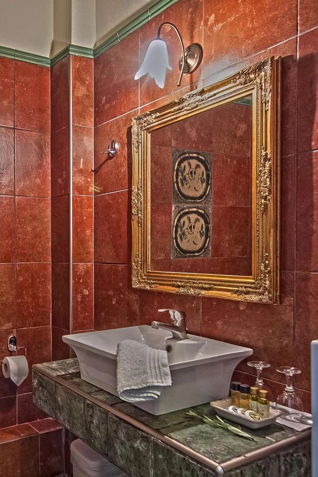 غرفة ثلاثية، Doupiani House 3/3