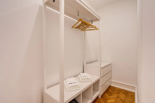 City, Double Bed، Home Out Rooms and Apartments 6/6