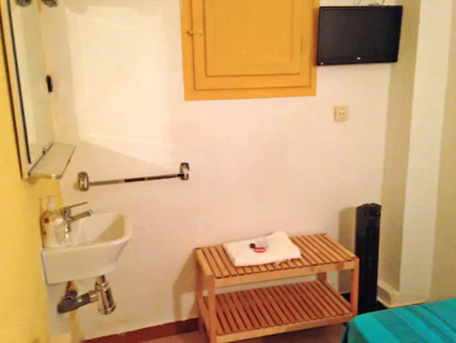 غرفة بسريرين منفصلين بحمام مشترك، Hostal Delfos 9/9