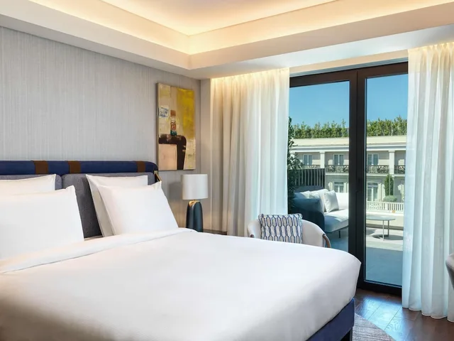 غرفة ديلوكس بسرير كينج بشرفة، Athens Capital Hotel - MGallery Collection 1/6