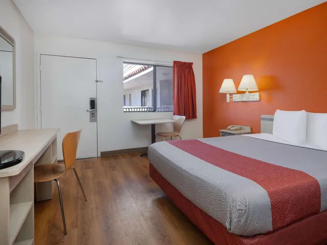 غرفة بسرير كوين، Motel6 Oceanside, CA 1/10