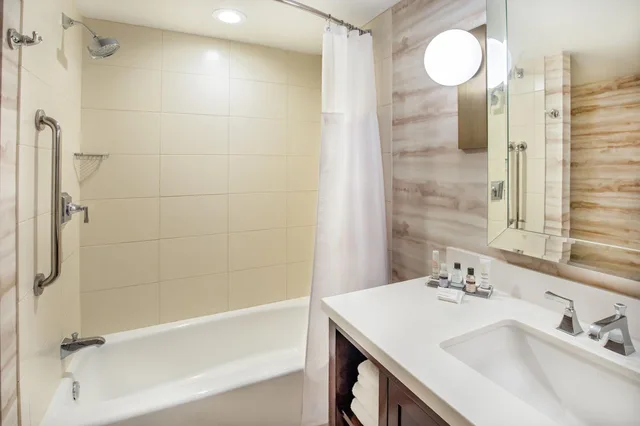 جناح بسرير كينج، PEORIA MARRIOTT PERE MARQUETTE 5/7