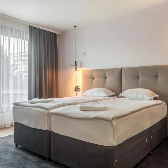 غرفة بسرير مزدوج أو سريرين منفصلين مع سرير إضافي، Amiral Hotel 1/10