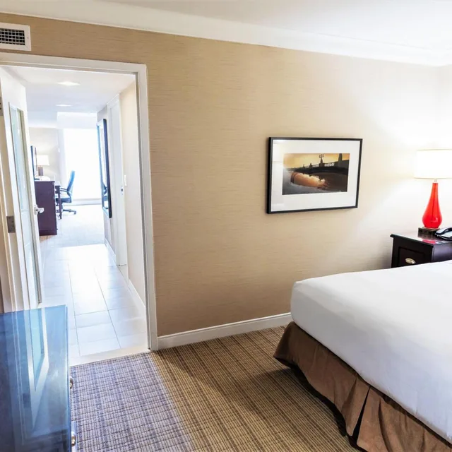 2 Bedrooms, Suite, King Bed, Casino or City View, Hot Tub، Hilton Niagara Falls/ Fallsview Hotel and Suites 2/2