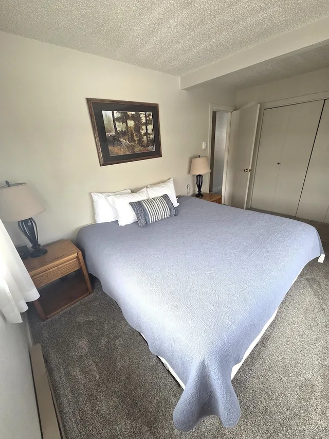شقة سكنية بسريرين منفصلين وسرير كينج بغرفتي نوم مع أريكة، Twin Rivers Condominiums by Alderwood Colorado Management 1/7