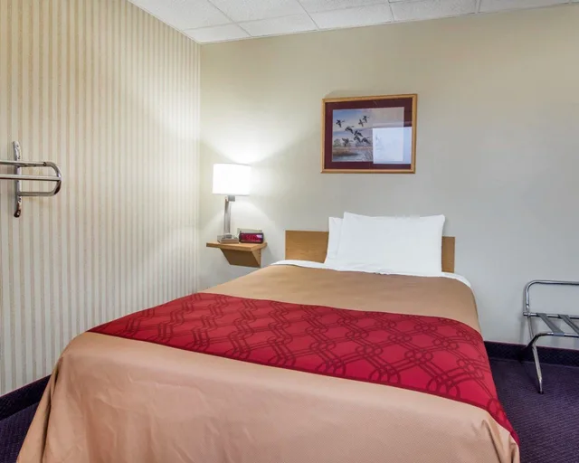 Senior, Queen Bed، Econo Lodge Manchester, NH 1/4
