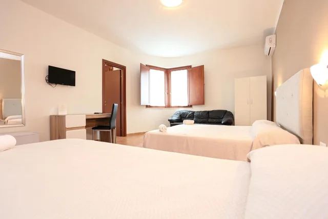 غرفة سوبيريور ثلاثية بإطلالة على البحر، Hotel Villa Piras 2/7