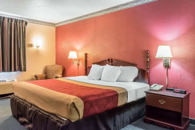 غرفة بسرير كينج، Econo Lodge Airport Reading PA 3/4