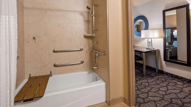 غرفة بسريرين كوين بمطبخ صغير بحوض استحمام لذوي الإعاقة، Best Western Plus Oceanside Palms 8/8