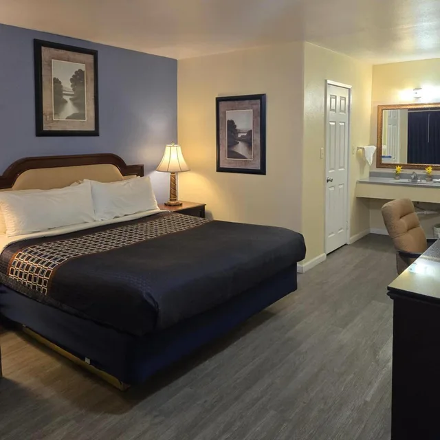 Room, King Bed, Pool View, Rodeway Inn & Suites Blythe I-10, CA 5/10