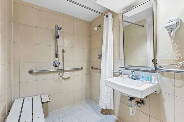 غرفة بسريرين مزدوجين لذوي الإعاقة، Comfort Inn & Suites Somerset - New Brunswick 4/6