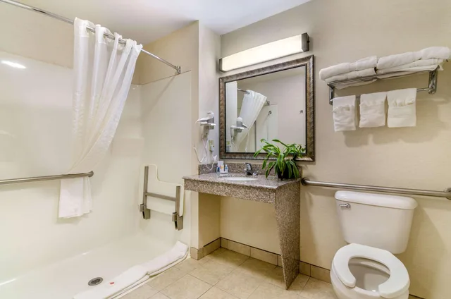 غرفة رباعية بسريرين كوين لذوي الإعاقة، Comfort Inn And Suites 4/4