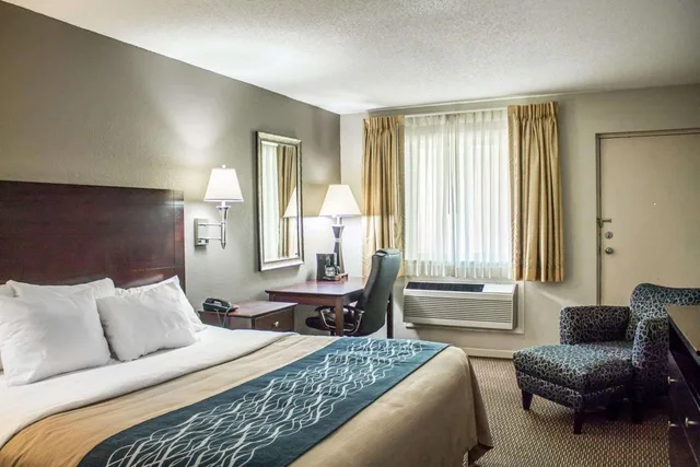 غرفة قياسية بسرير كينج، Comfort Inn Sandusky 3/6