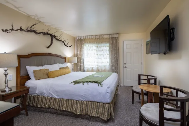 غرفة بسرير كينج بشرفة، Vendange Carmel Inn and Suites 3/5