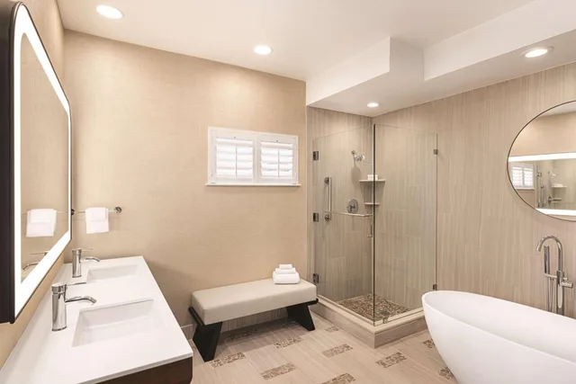 جناح رئاسي بسرير كينج وسريرين كوين بإطلالة على البحر مع أريكة، Zachari Dunes on Mandalay Beach, Curio Collection by Hilton 4/8