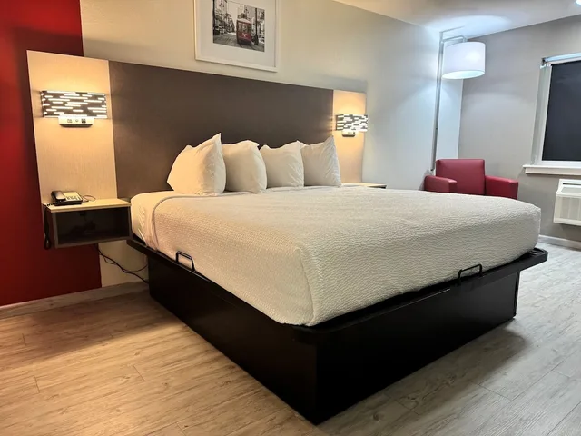 غرفة بسرير كينج، Ramada By Wyndham Tuscaloosa 7/10