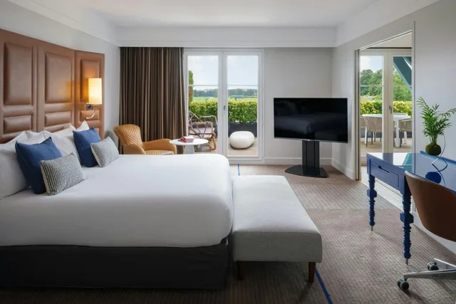 1 Bedroom, Suite, King Bed, Eiffel View, Terrace، Renaissance Paris Hippodrome de St. Cloud Hotel 4/7