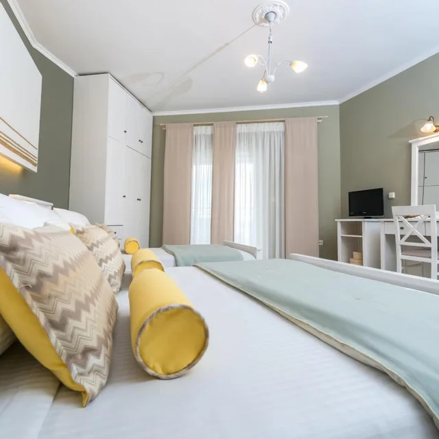 Superior, Triple, Side Sea and Pool View، Arkadia Luxury Hotel Apartments 2/10