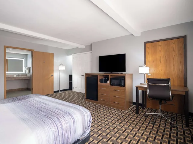 غرفة بسرير كوين لذوي الإعاقة، AmericInn by Wyndham Woodstock IL 2/4