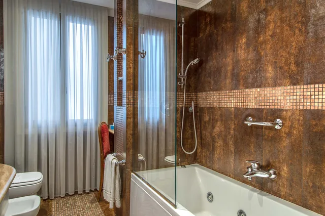جناح جونيور، Forum Hotel Rome 8/9