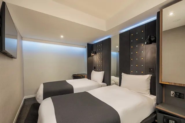 Cozy, Twin Beds, No Window، Point A Hotel Paddington 1/10
