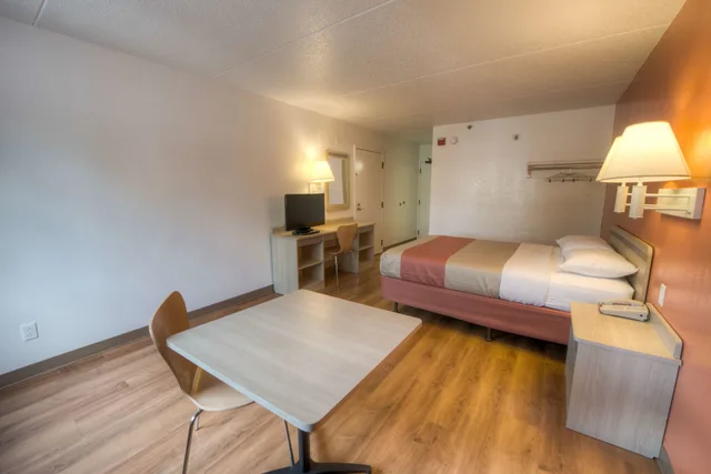 غرفة قياسية بسرير كوين، Motel6 Branford, CT - New Haven 5/8