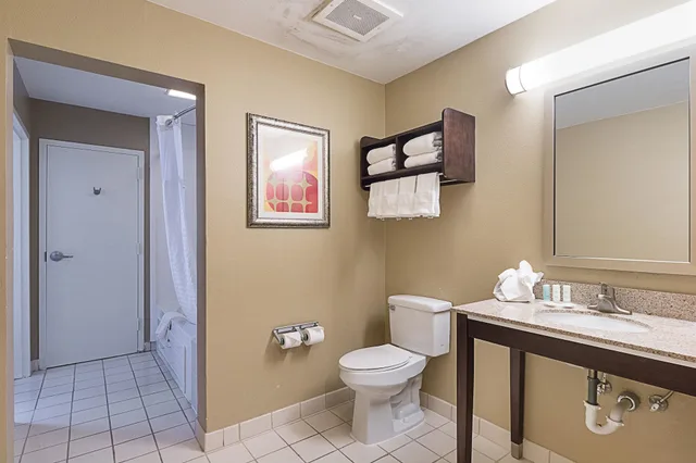 جناح بسريرين كوين مع أريكة بحوض جاكوزي لذوي الإعاقة، Comfort Suites Beachside 4/5