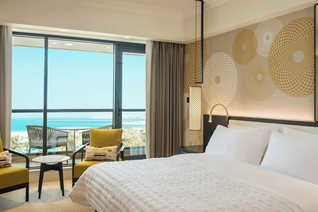غرفة ديلوكس بسرير كينج بإطلالة على البحر بشرفة، Le Royal Meridien Beach Resort & Spa 2/4