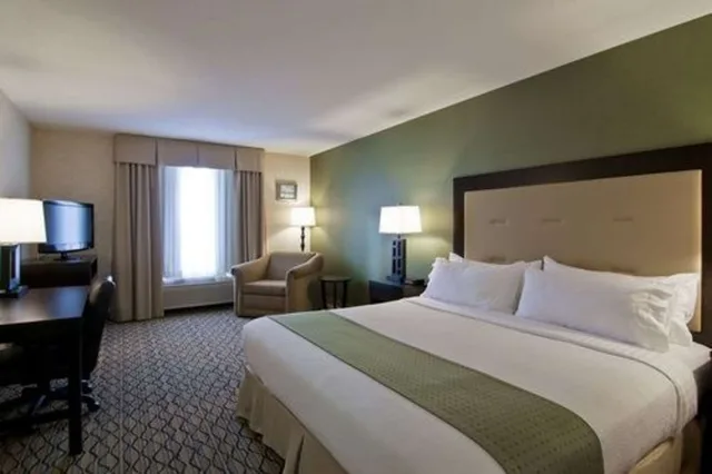 غرفة بسرير كينج، Clarion Hotel & Conference Centre Sherwood Park 1/3