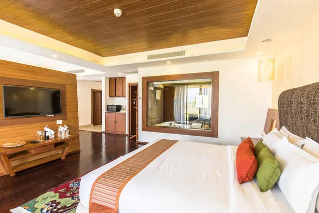 جناح رئاسي بسرير كينج بإطلالة على الجبل بحوض استحمام، Mountain Glory Forest Resort 1/10
