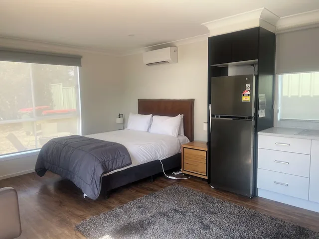 Studio, Cabin, 1 Queen and 2 Bunk Beds، Bendigo Park Lane Holiday Park 3/6