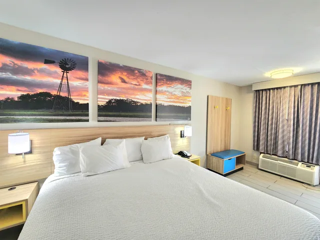 Room, King Bed, Smoking, Days Inn by Wyndham McAllen 1/2